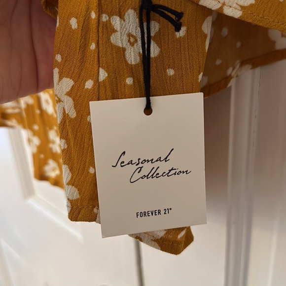 Floral plunge neck backless butterfly sleeve top - Picture 5 of 5